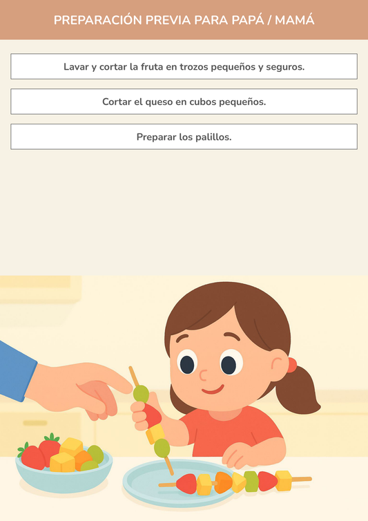 Niño usando torre de aprendizaje mientras realiza la actividad brochetas de frutas y queso en la cocina.