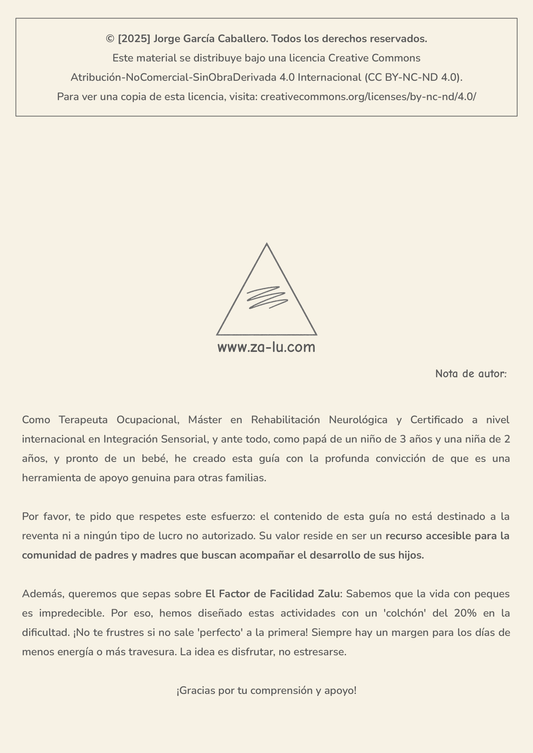 Niño usando torre de aprendizaje mientras realiza la actividad esponjas viajeras de agua y color en la cocina.