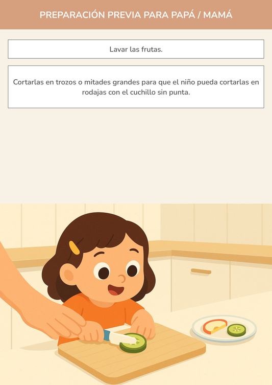 Niño usando torre de aprendizaje mientras realiza la actividad rodajas de fruta mágicas en la cocina.