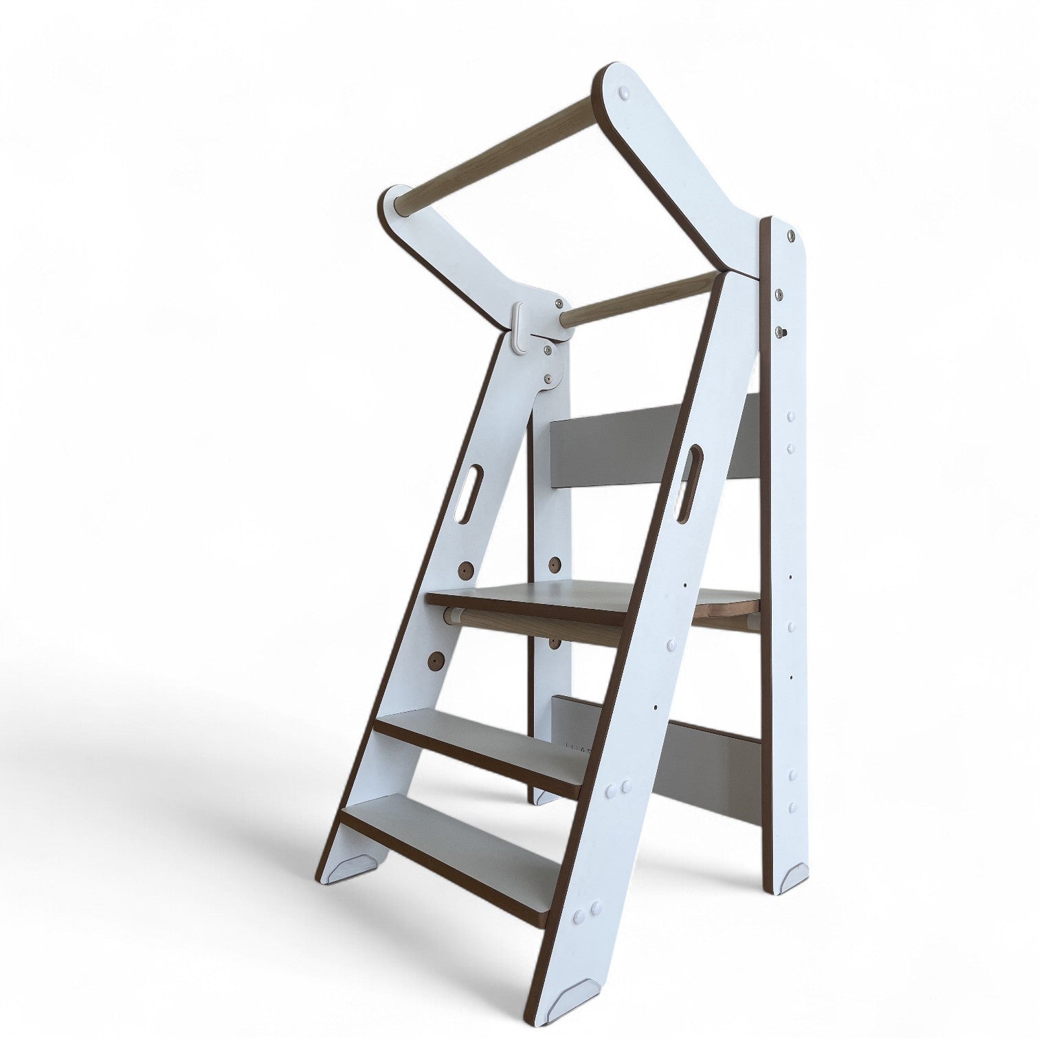 Fotografía de la Torre Plegable ZALU en fondo blanco, estructura de madera natural y blanca.