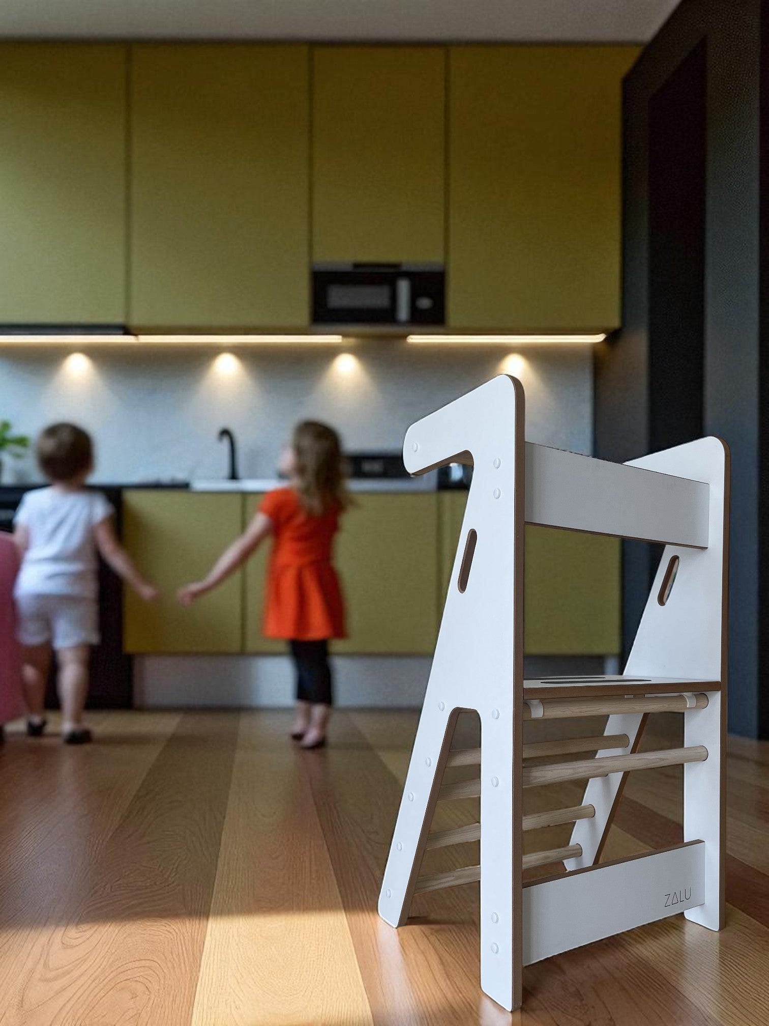 Torre compacta Zalu en cocina, con dos niños al fondo jugando.