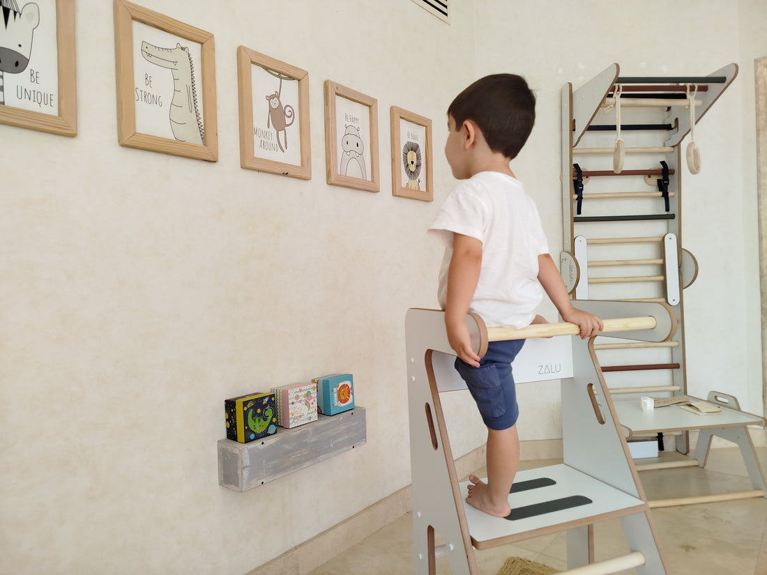 niño sobre torre de aprendizaje observando cuadros