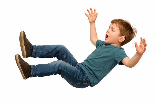 niño cayendo simulando el peligro de una torre de aprendizaje que no ajusta con su edad (pequeña)