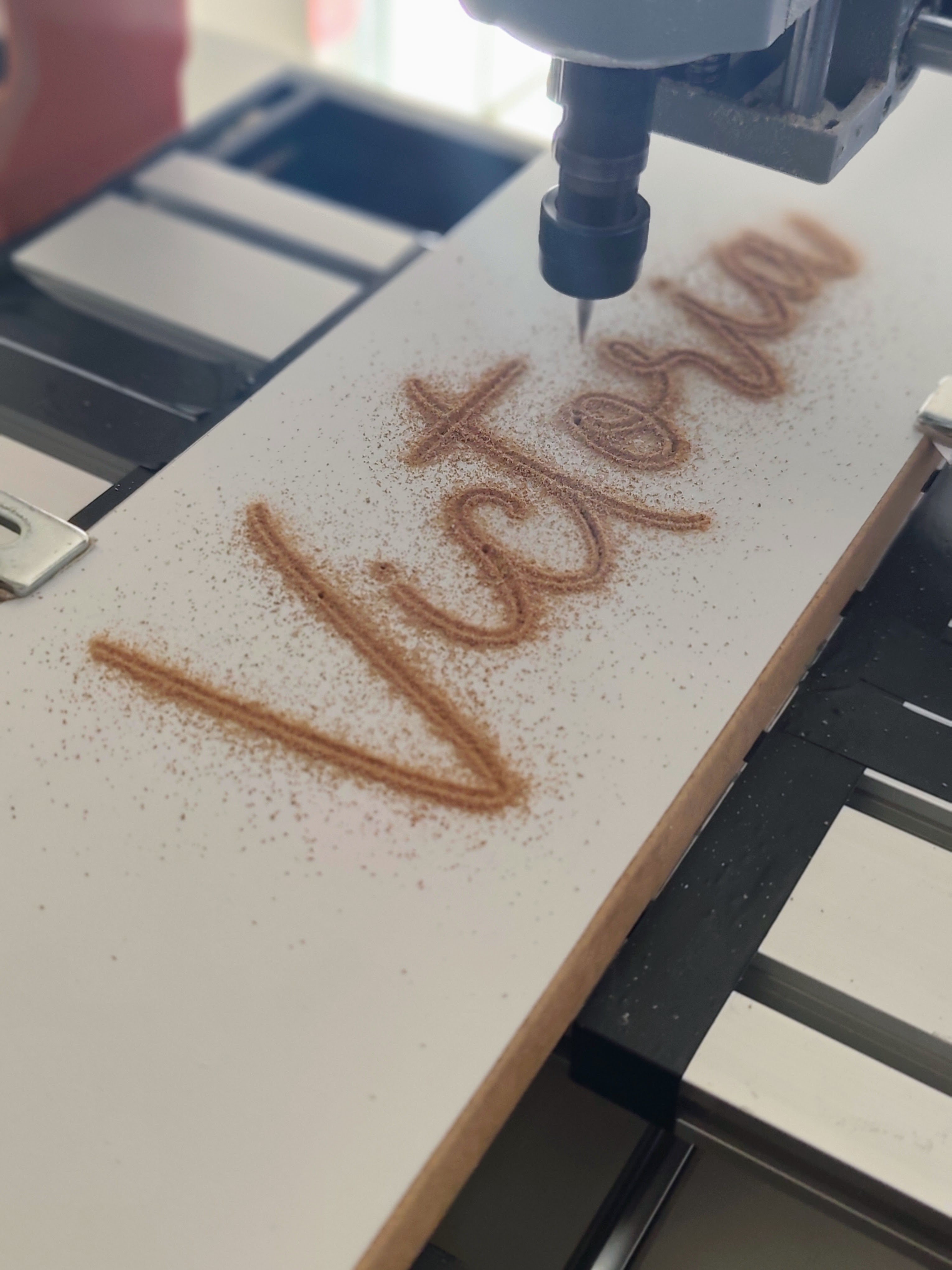 imagen de cnc_grabado_torre_montessori_zalu