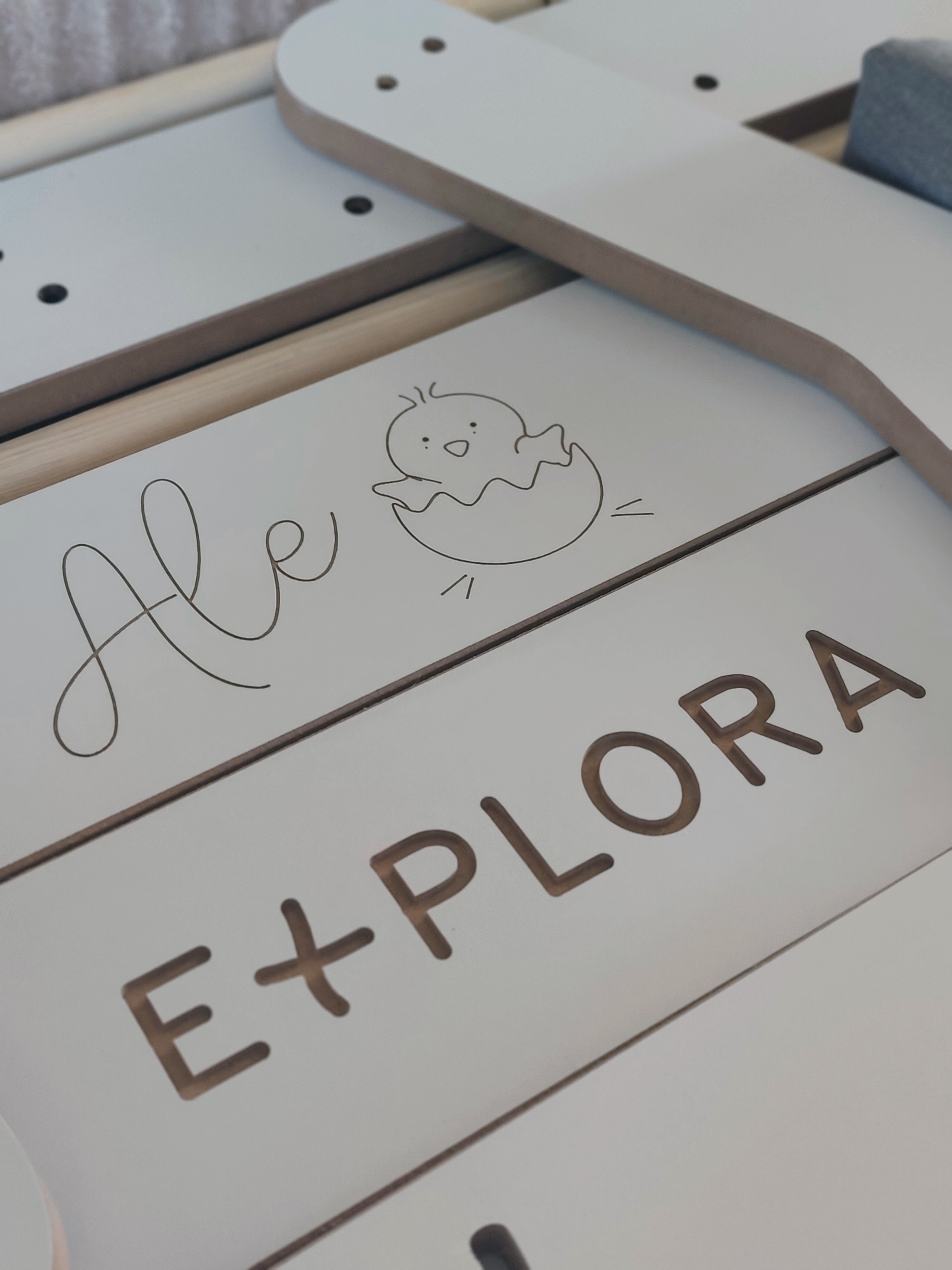 image de primer plano de cnc_grabado_torre_montessori_zalu_personalizacion_de_nombre_ALe