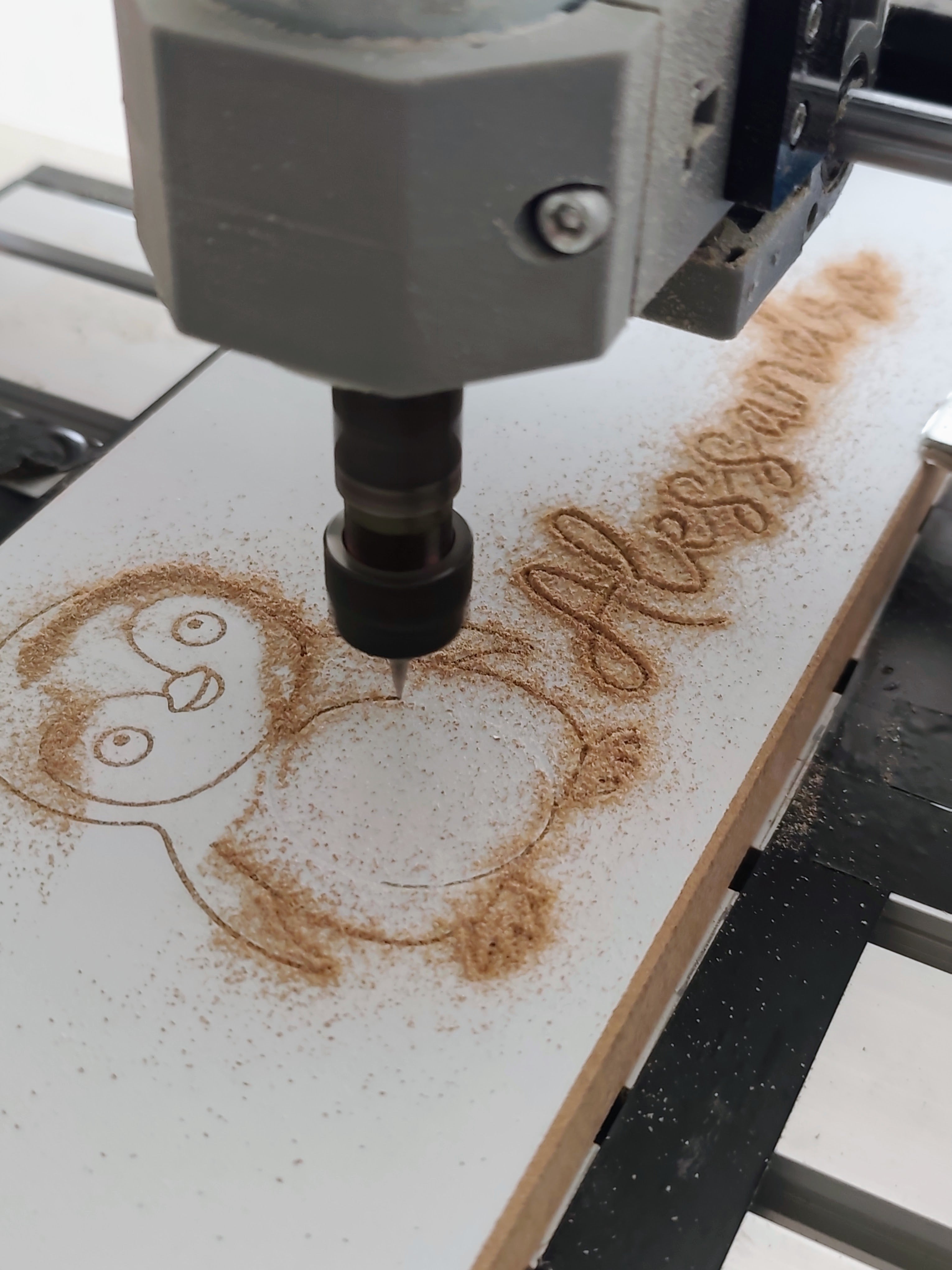 imagen pinguino y nombre de cnc_grabado_torre_montessori_zalu_personalizacion_de_nombre_alejandro_grabado