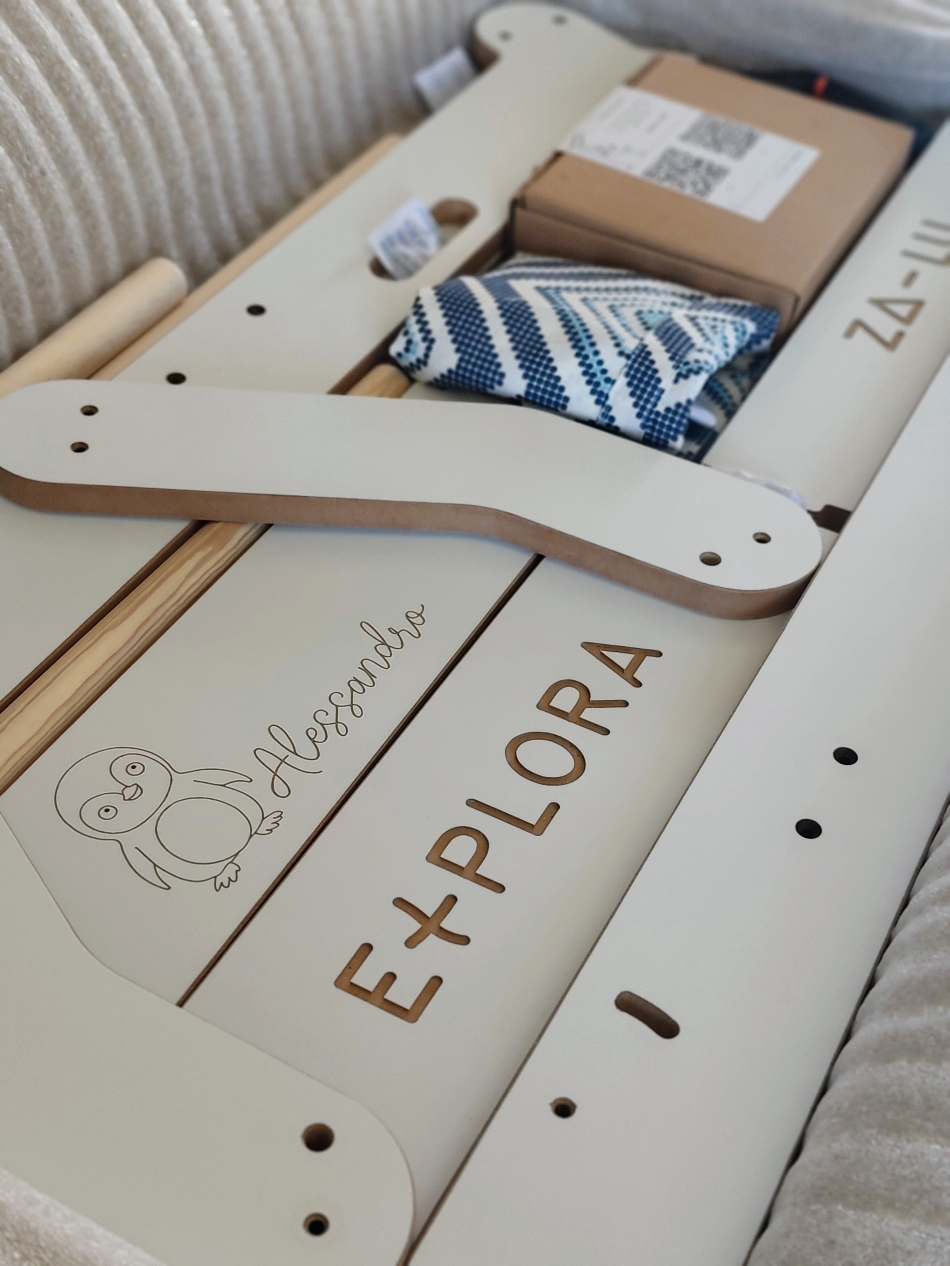 imagen de caja con cnc_grabado_torre_montessori_zalu_personalizacion_de_nombre_alejandro_grabado_packaging