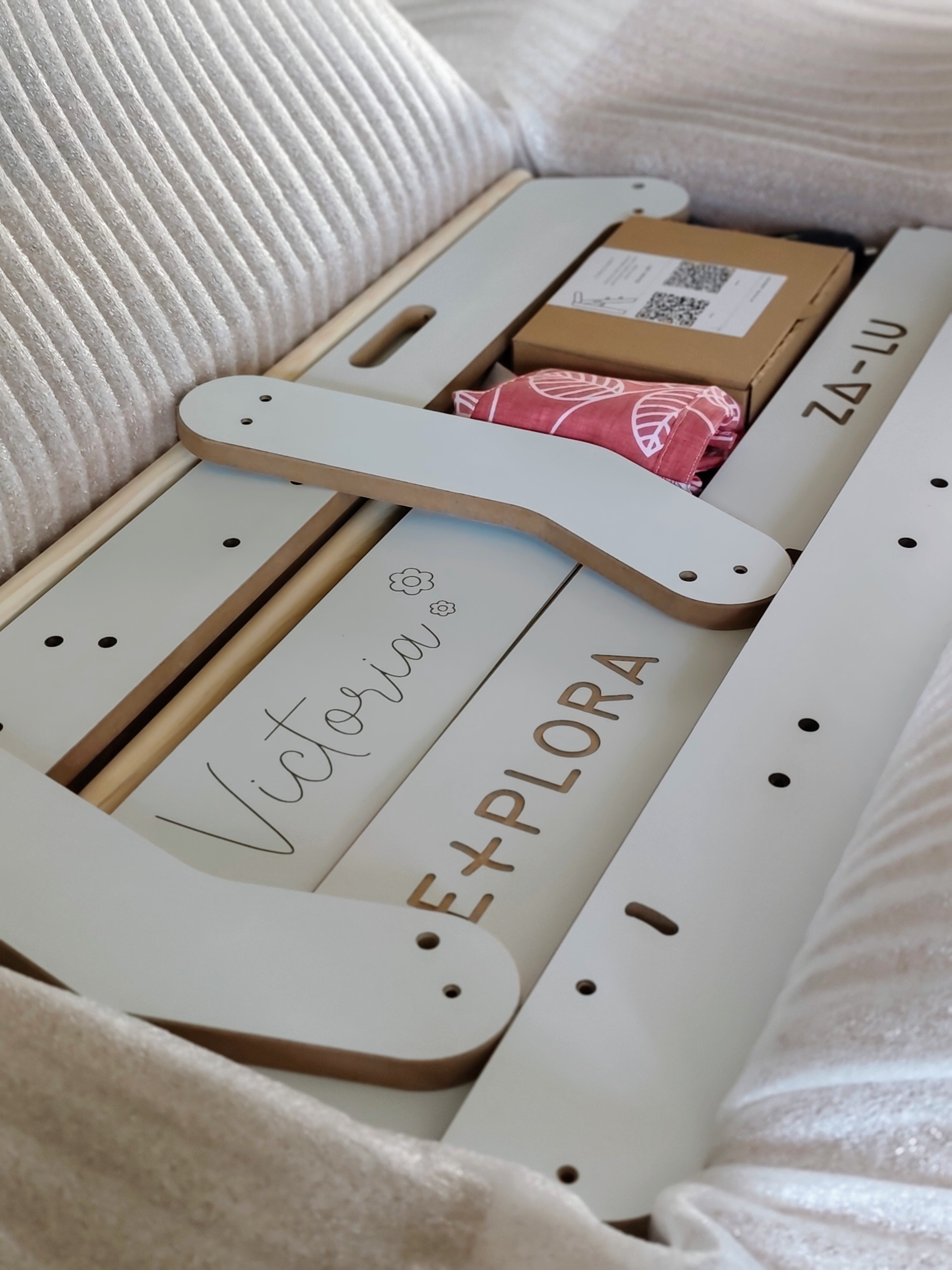 cnc_grabado_torre_montessori_zalu_personalizacion_de_nombre_victoria