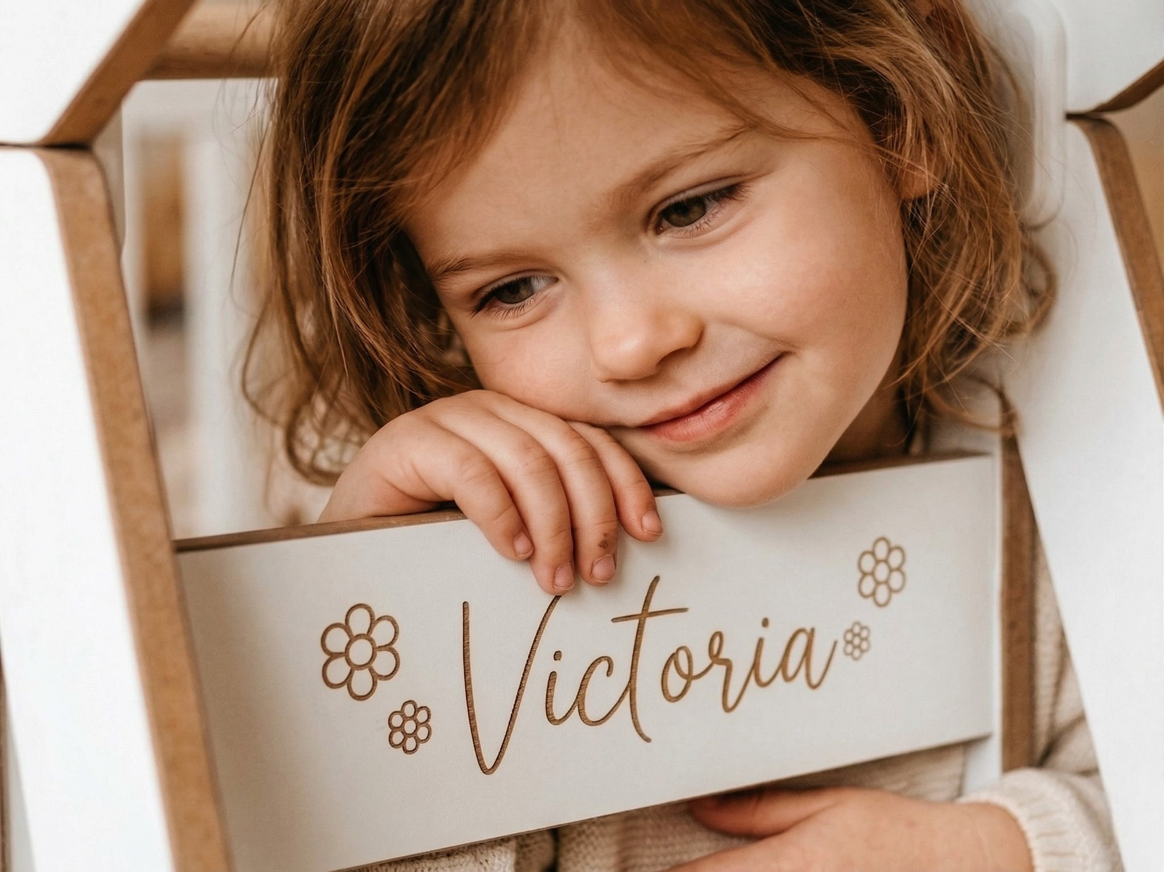 grabado_Torre_de_aprendizaje_zalu_nina_apoyada_en_la_torre_con_amor