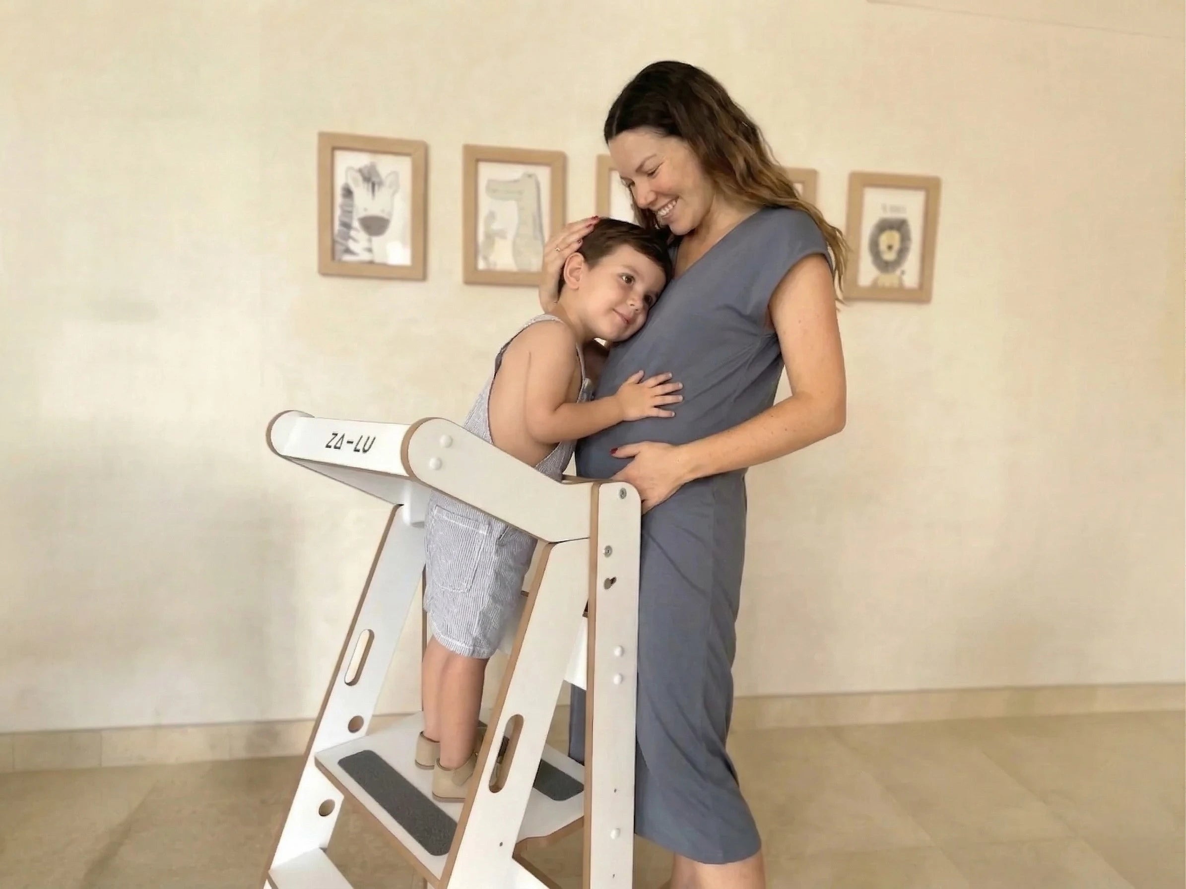 imagen de una mama_embarazada_e_hijo_interactuando_sobre_la_torre_de_aprendizaje_zalu