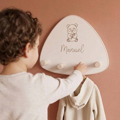 vista frontal de un perchero personalizado de diseño zalu montessori, un niño cuelga su chaqueta