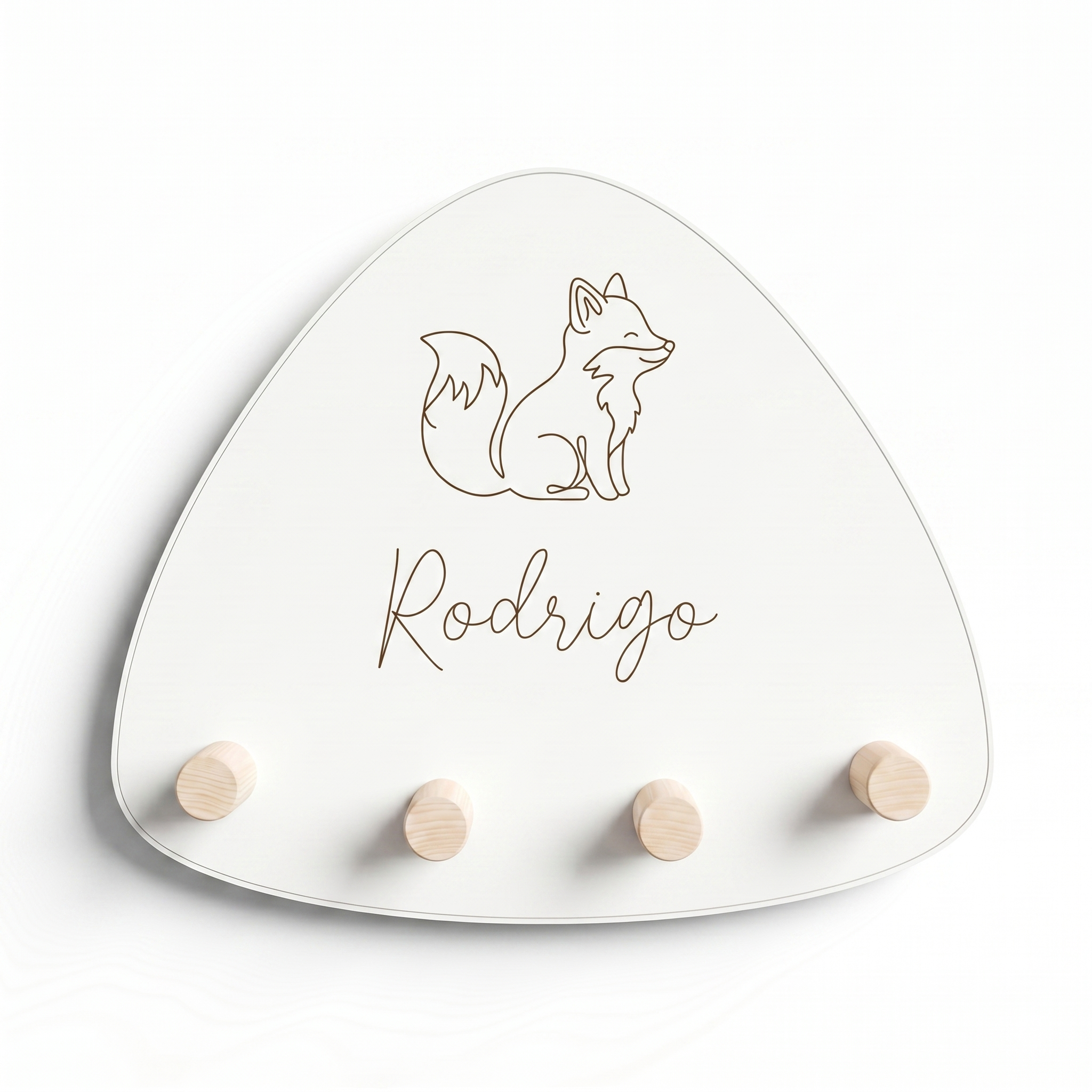 ejemplo de grabado de perchero personalizado zalu montessori, se un un perchero triangular con un xzorrito nordico y el nombre de rodrigo