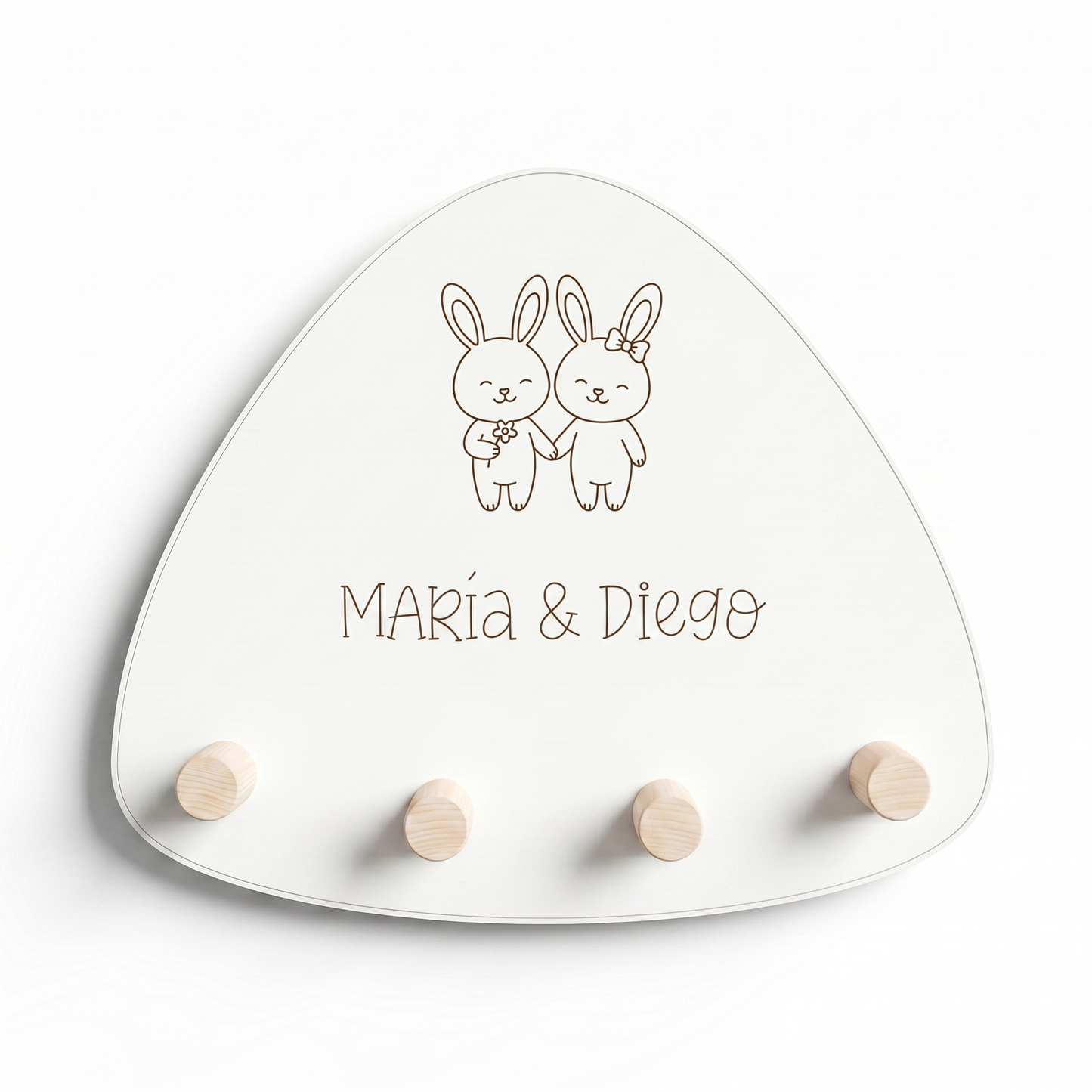 Perchero de diseño organico con dos conejitos y el nombre de maria y diego grabados, marca zalu