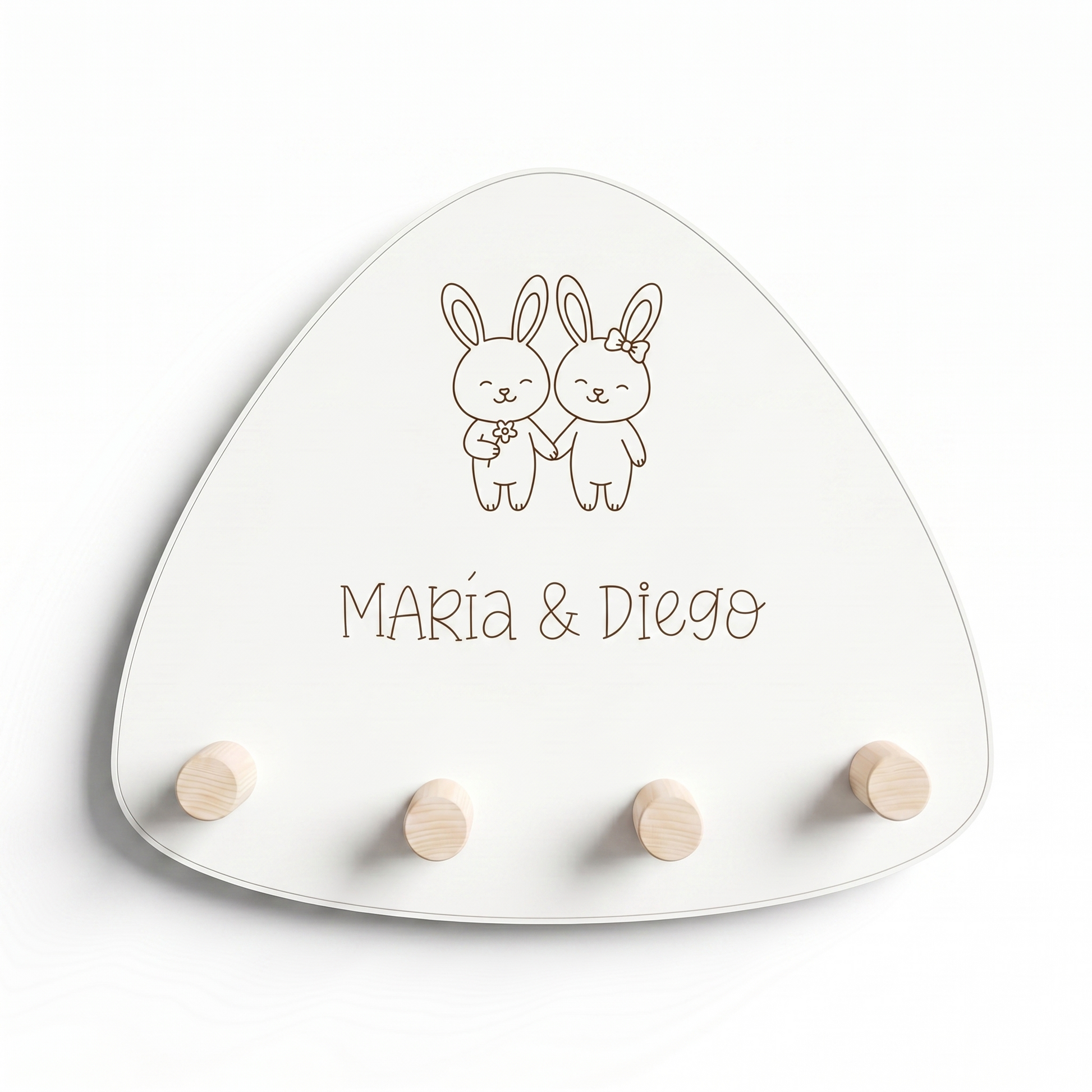 Perchero de diseño organico con dos conejitos y el nombre de maria y diego grabados, marca zalu