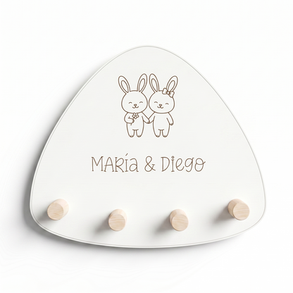 Perchero de diseño organico con dos conejitos y el nombre de maria y diego grabados, marca zalu