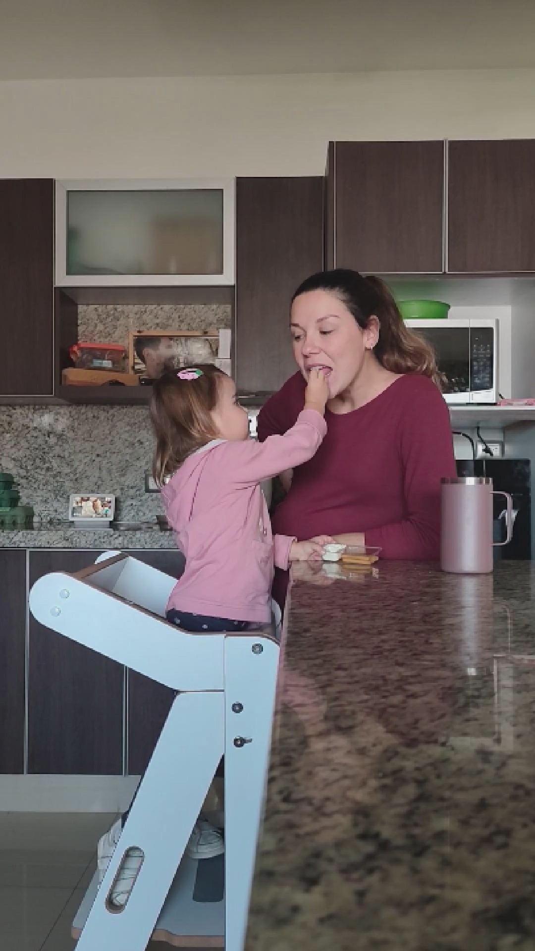 mama e hija merendando en la torre de aprendizaje montessori zalu