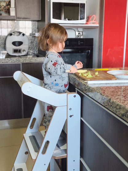 niña realizando actividad montessori con la torre de aprendizaje zalu, cortando aguacate 