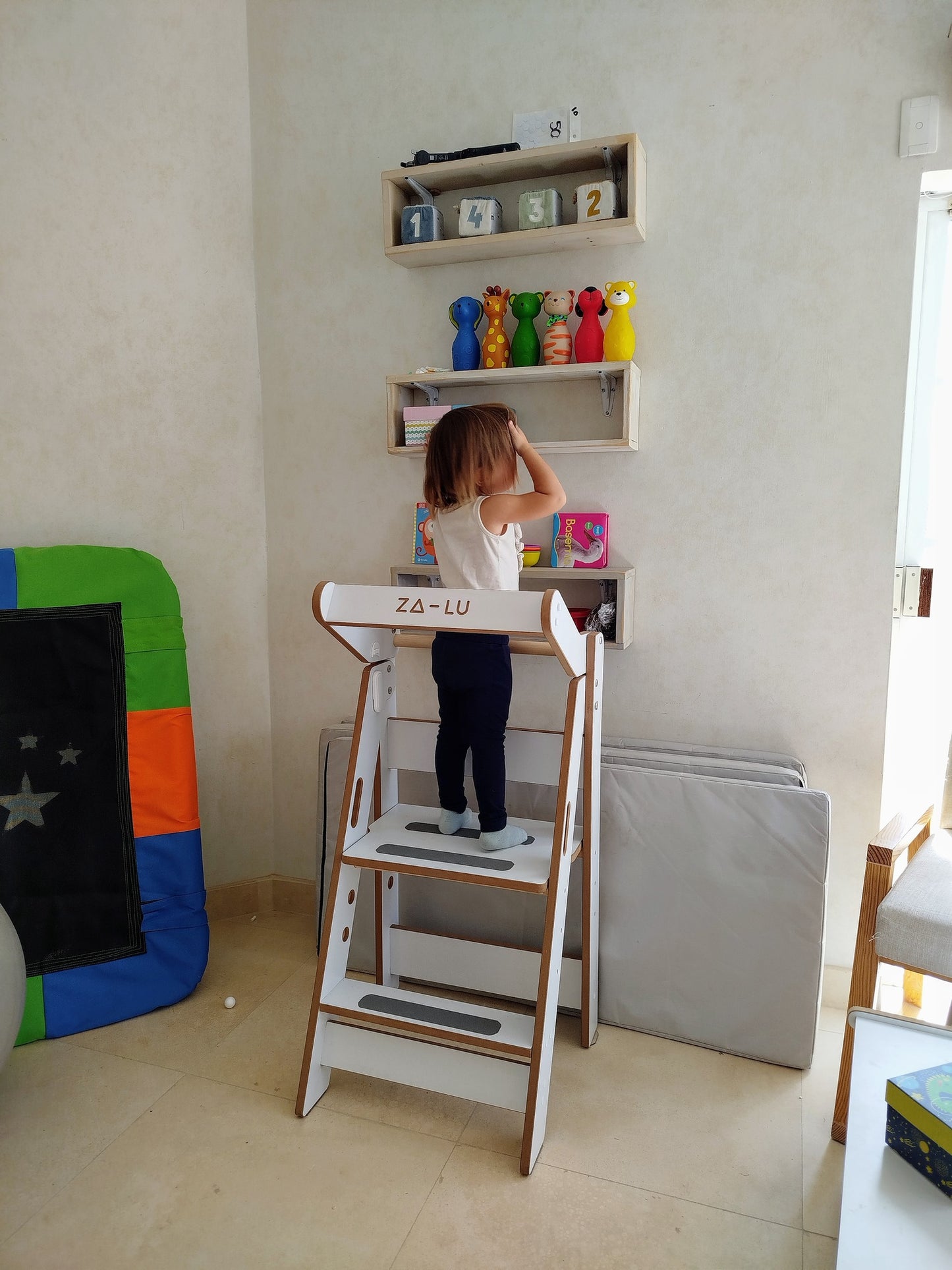 niña subida en la torre de aprendizaje zalu 