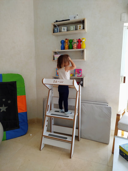 niña subida en la torre de aprendizaje zalu 