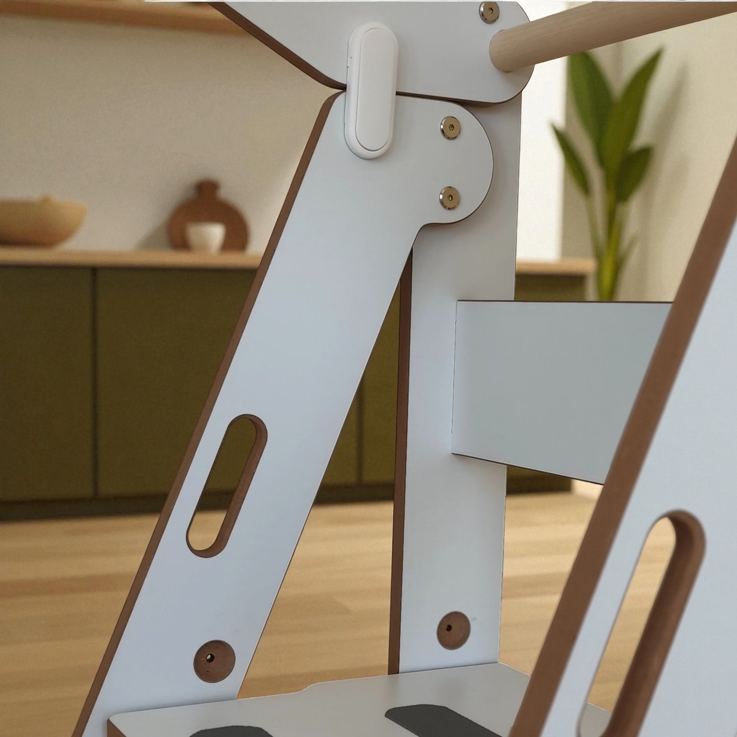 se ve una vista parcial de torre de aprendizaje montessori zalu, destacando la alta calidad de sus tornillos y herrajes, y los acabados de la madera.